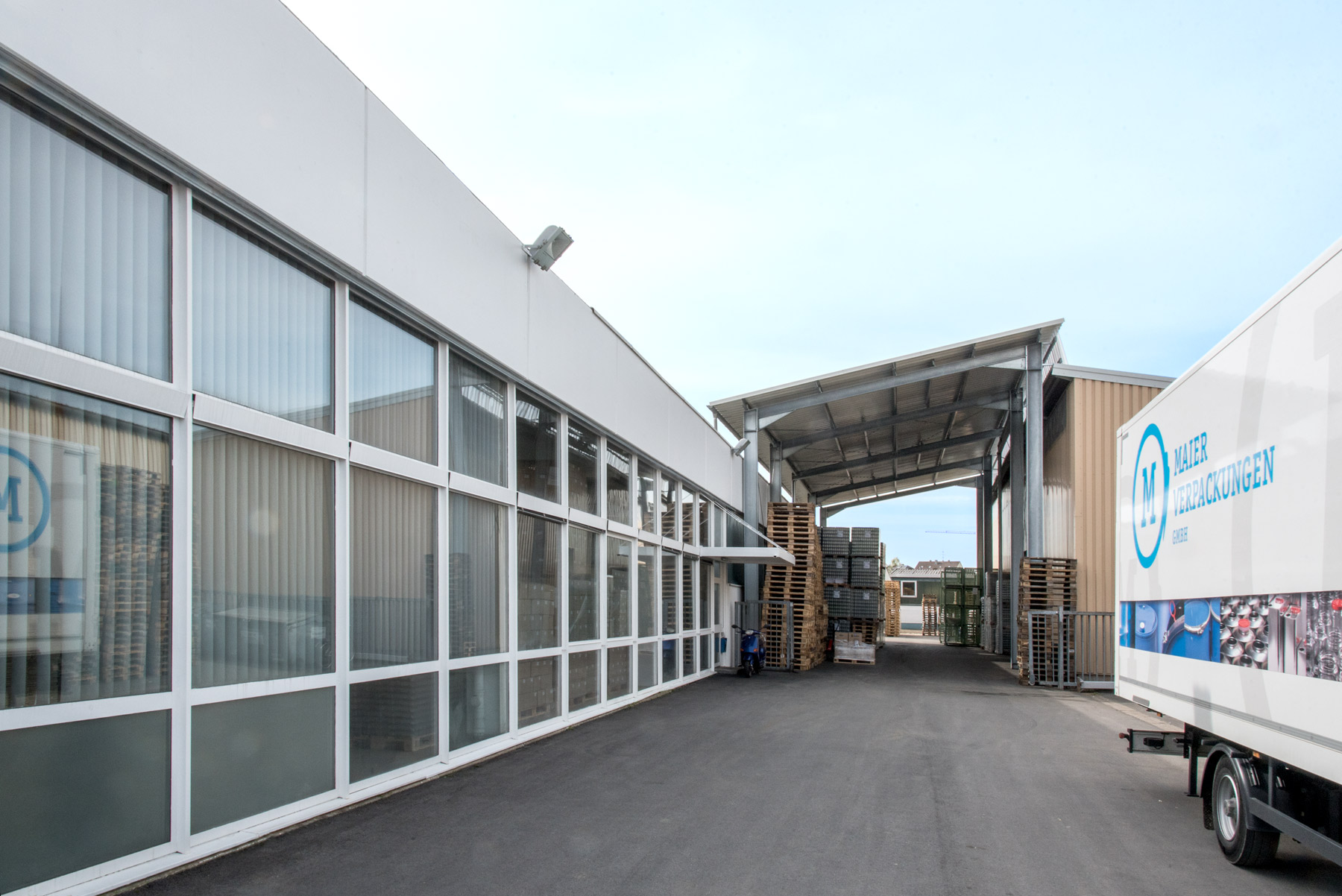 Neue und alte Lagerhalle der Maier Verpackungen GmbH samt überdachtem Übergang