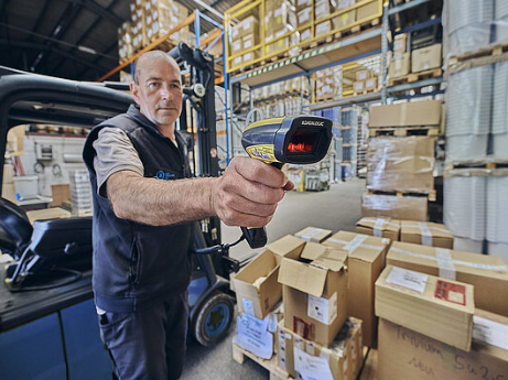 Lagermitarbeiter scannt Boxen
