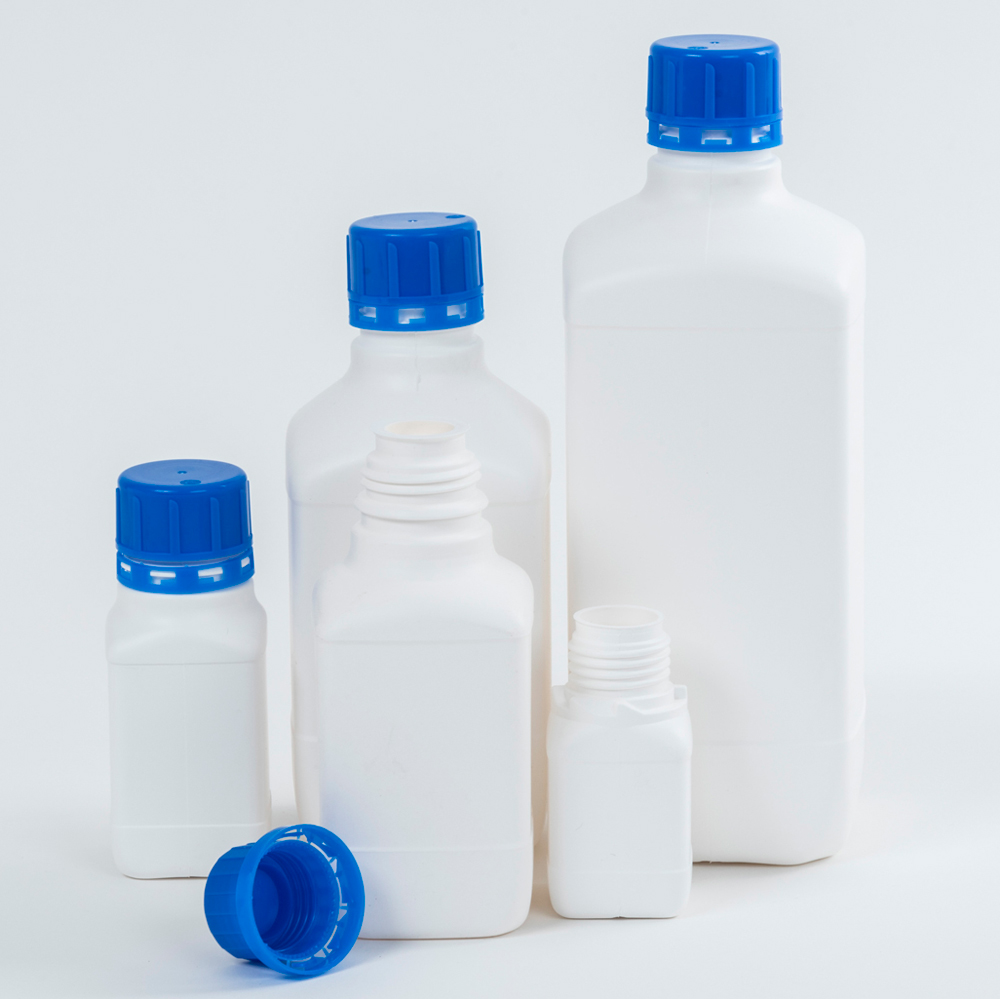 verschiedene PE-Rechteckflaschen, weiß mit blauen Sicherheitsverschraubungen
