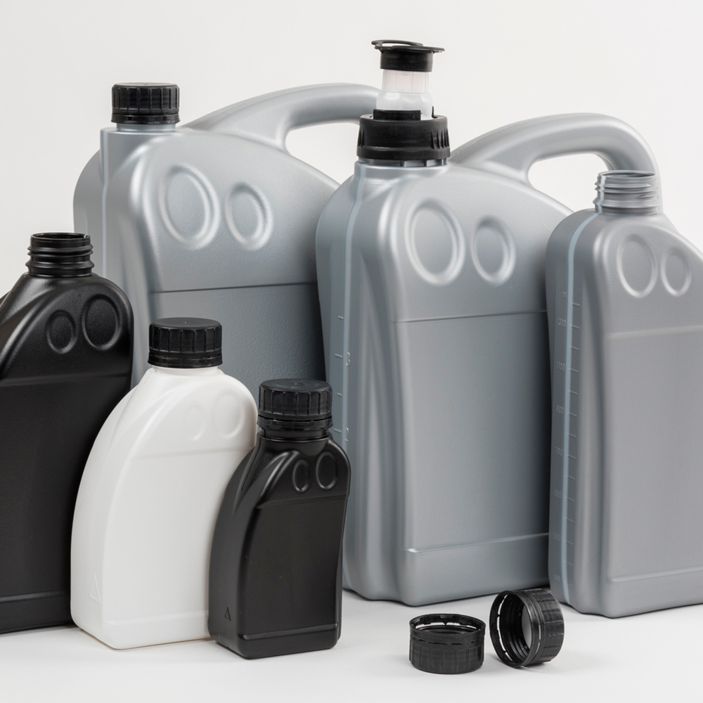 Gruppenbild verschiedener PE-Flaschen und PE-Kanister in den Farben Weiß, Silber und Schwarz