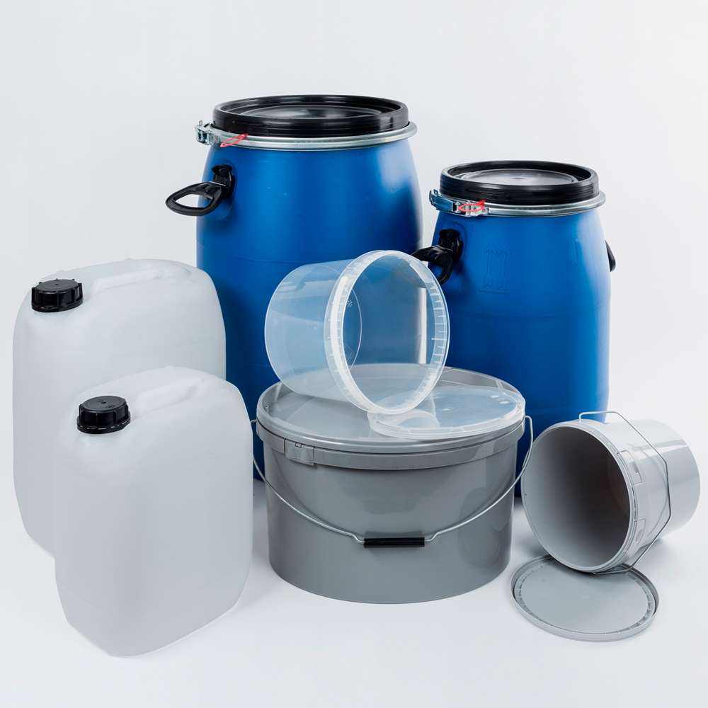 Gruppenbild von PE-Deckelfässern, -Kanistern und Kunststoff-Eimern aus PP, geeignet für die Sammlung und Transport von medizinischen Abfällen